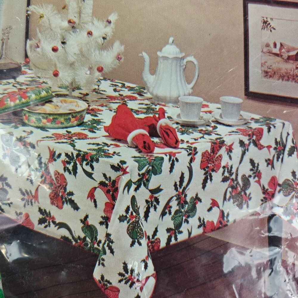 Vintage No Iron Soil Release Holiday Christmas Tablecloth 60